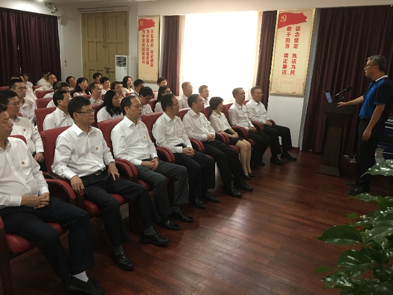 省审计厅领导班子和党支部书记、处长聆听关于广州起义的党课.jpg