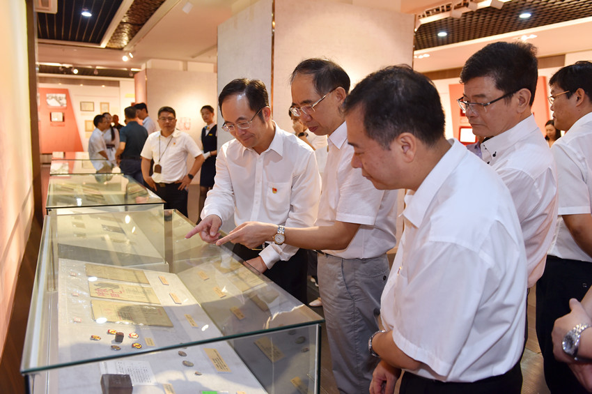 厅党组书记、厅长卢荣春带领审计干部参观“不忘初心、牢记使命”主题教育档案文献展1_副本.jpg