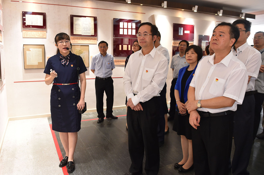 （定）厅党组书记、厅长卢荣春带领审计干部参观“不忘初心、牢记使命”主题教育档案文献展_副本.jpg