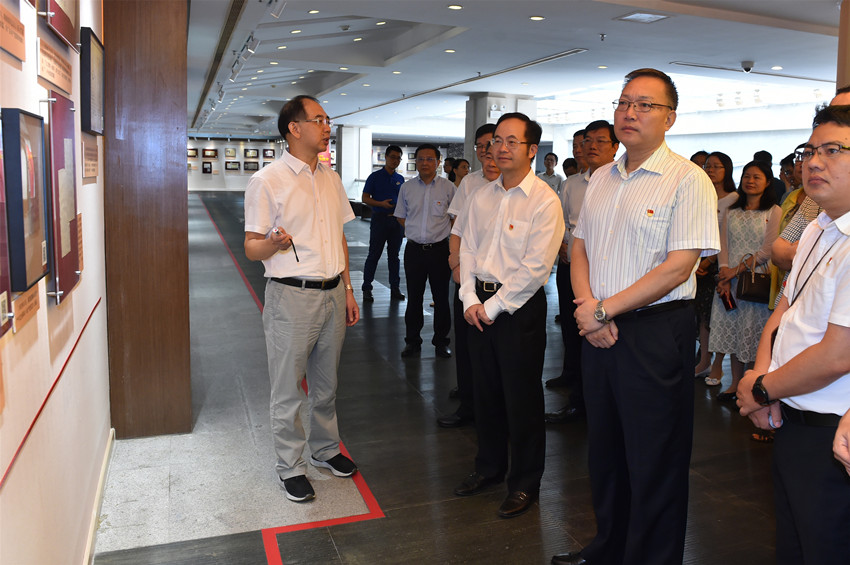 省档案馆馆长陈华江为审计干部介绍档案背景_副本_副本.jpg