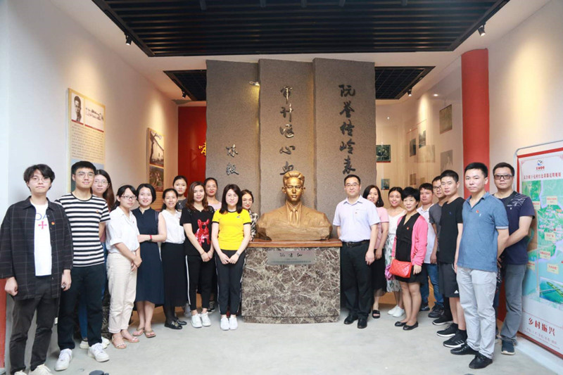 深圳市龙华区审计局全体干部开展“党建带团建”主题党日实践教育活动，缅怀阮啸仙革命先烈_副本.jpg