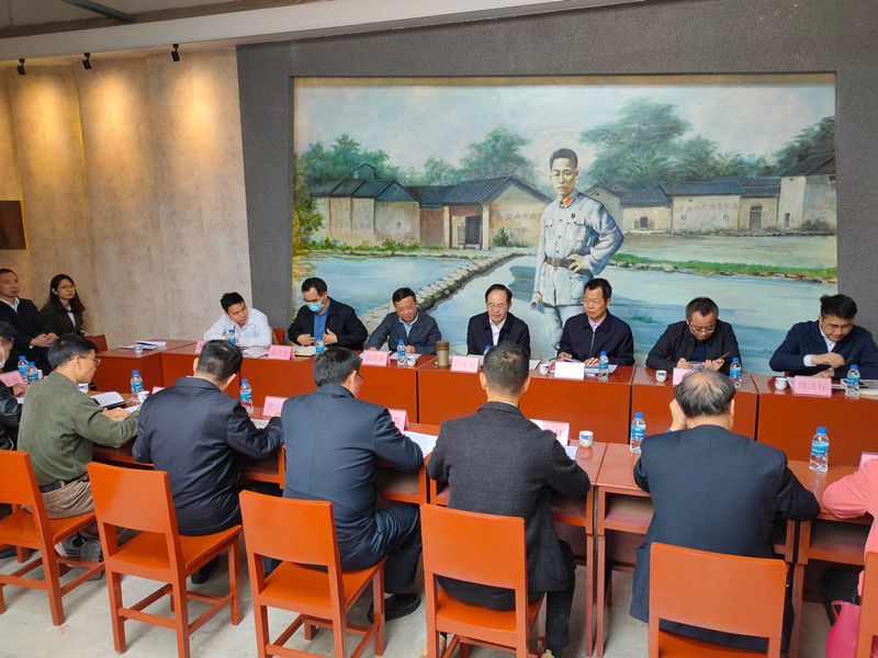 厅党组书记、厅长卢荣春在下屯村阮啸仙纪念馆主持召开乡村振兴工作座谈会_副本.jpg