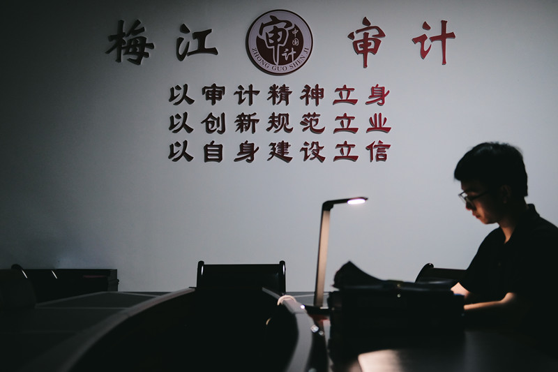 13《挑灯》梅州市梅江区审计局陈锦涛_副本.jpg