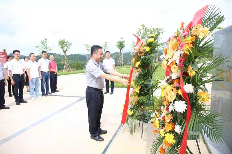 黄建勋一行来到阮啸仙纪念公园向阮啸仙烈士铜像敬献花篮，深切缅怀先烈丰功伟绩。.jpg