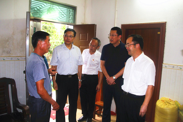 卢荣春同志慰问下屯村贫困户_副本.jpg