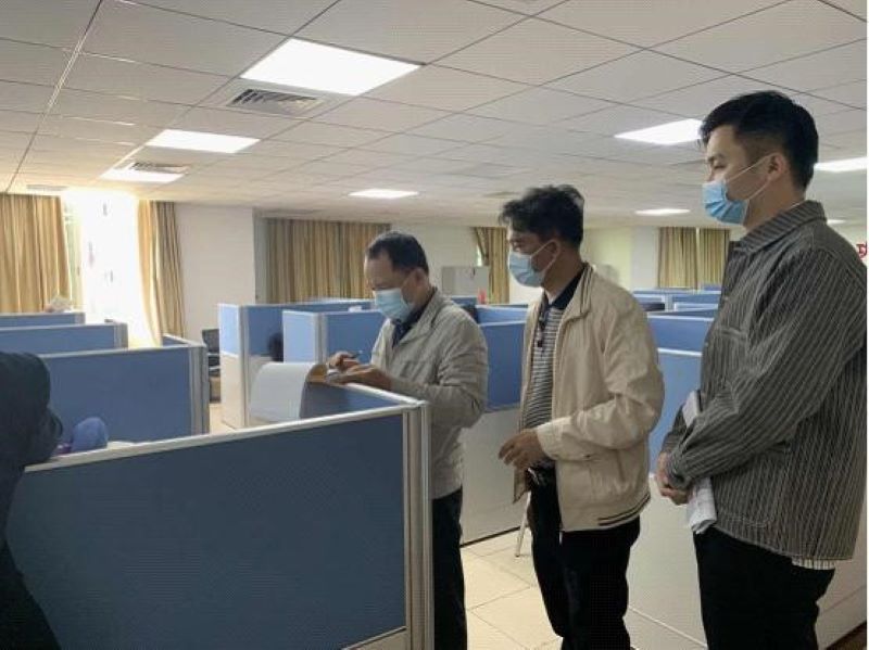 陈冠东（右一）在阳江广播电视台实物盘查资产情况.jpg