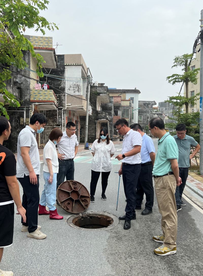陈振宇（左三）和同事检查民居接入污水管网实际情况.jpg
