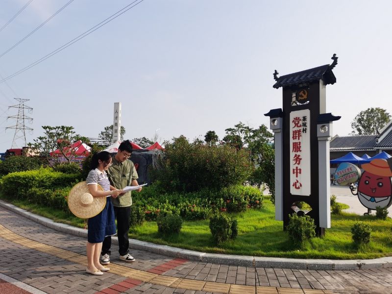 郑路（右一）、陈婉琳（左一）在基层治理现场.jpg