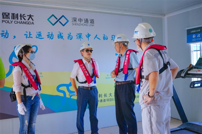 审计人员现场查看深中通道项目建设情况.jpg