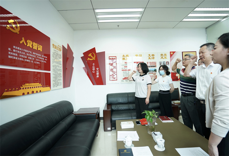 侯志勇同志带领人教处全体党员干部重温入党誓词