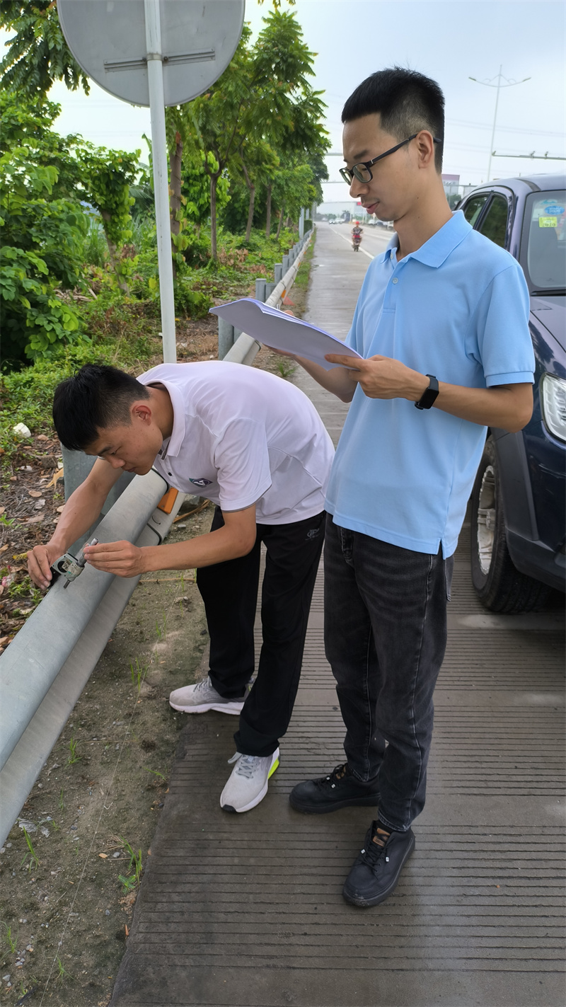 惠州市龙门县审计局 郭健（右一）