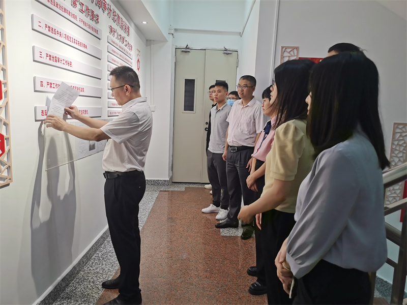 审计项目进点前，审计组在践诺墙前开展廉政教育