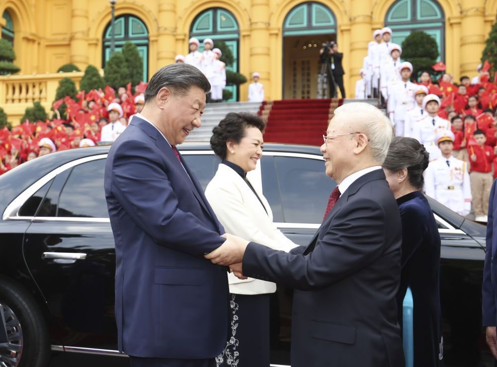 当地时间12月12日下午，刚刚抵达河内的中共中央总书记、国家主席习近平在越共中央驻地同越共中央总书记阮富仲举行会谈。这是阮富仲在主席府广场为习近平举行隆重欢迎仪式。