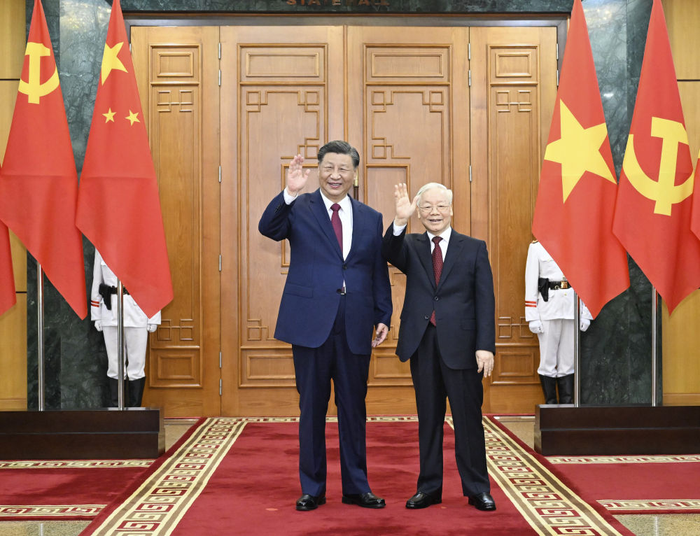 当地时间12月12日下午，刚刚抵达河内的中共中央总书记、国家主席习近平在越共中央驻地同越共中央总书记阮富仲举行会谈。