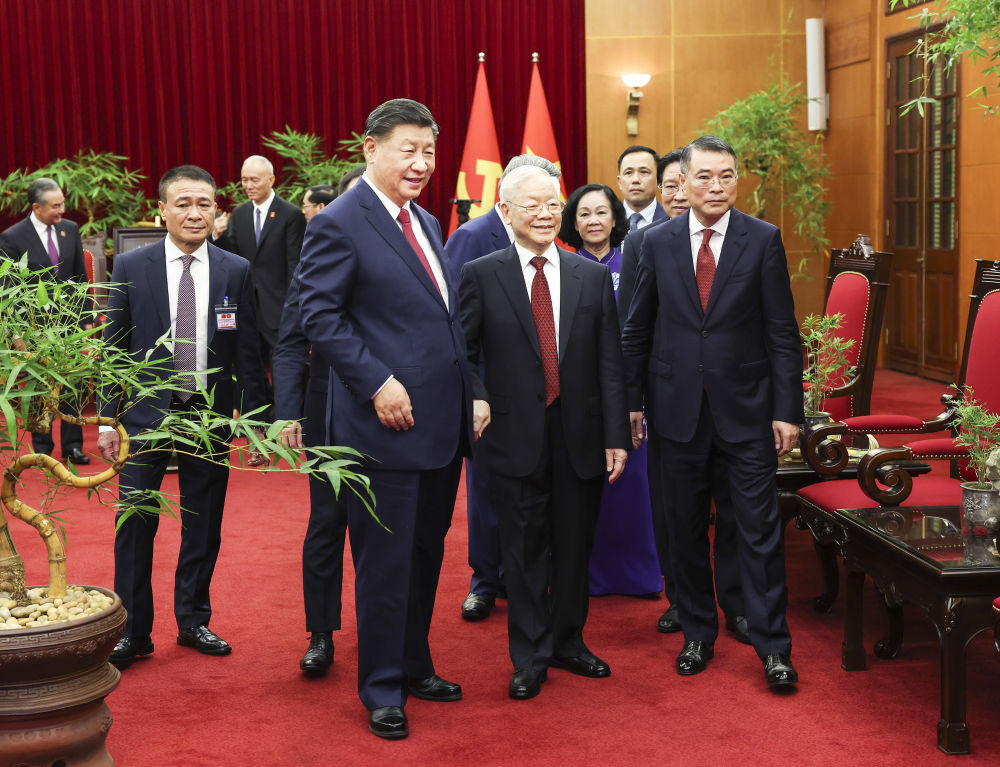 当地时间12月12日下午，刚刚抵达河内的中共中央总书记、国家主席习近平在越共中央驻地同越共中央总书记阮富仲举行会谈。这是阮富仲邀请习近平进行小范围茶叙。
