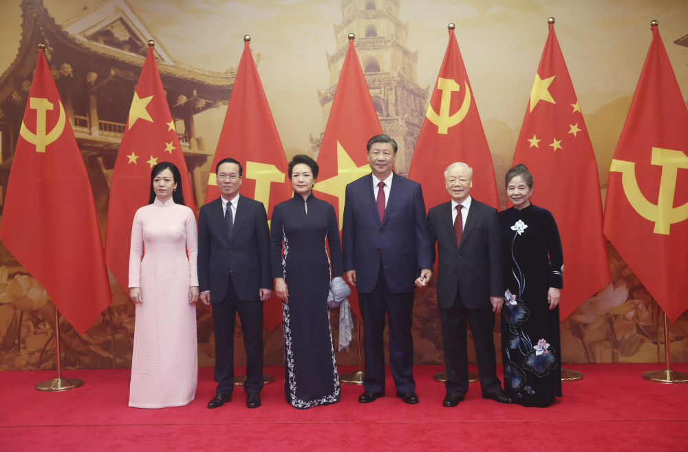 当地时间12月12日下午，刚刚抵达河内的中共中央总书记、国家主席习近平在越共中央驻地同越共中央总书记阮富仲举行会谈。这是当晚，越共中央总书记阮富仲夫妇、越南国家主席武文赏夫妇共同为习近平和彭丽媛举行盛大欢迎宴会。