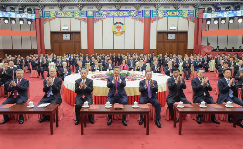 12月29日，全国政协在北京举行新年茶话会。党和国家领导人习近平、李强、赵乐际、王沪宁、蔡奇、丁薛祥、李希、韩正出席茶话会并观看演出。