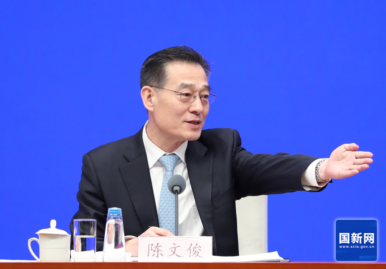 国务院新闻办新闻局局长、新闻发言人陈文俊邀请记者提问。