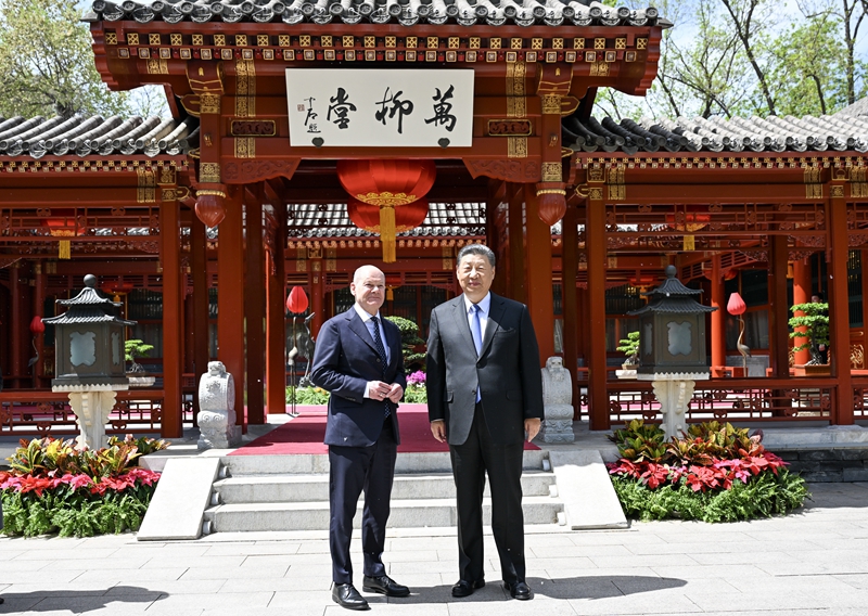 4月16日上午，国家主席习近平在北京钓鱼台国宾馆会见德国总理朔尔茨。这是习近平同朔尔茨合影。