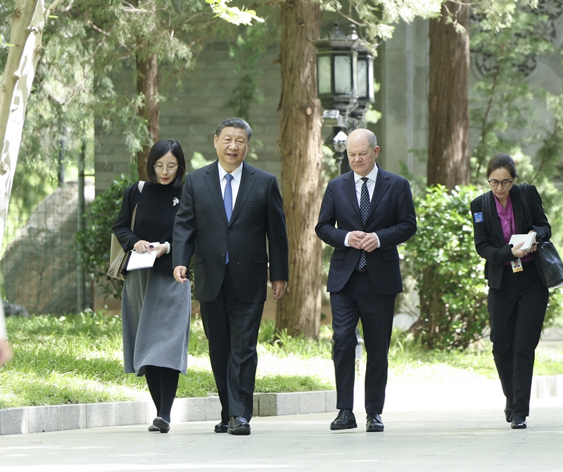 4月16日上午，国家主席习近平在北京钓鱼台国宾馆会见德国总理朔尔茨。这是习近平同朔尔茨一起散步。