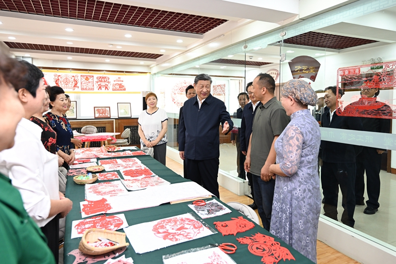 6月19日至20日，中共中央总书记、国家主席、中央军委主席习近平在宁夏考察。这是19日下午，习近平在银川市金凤区长城花园社区活动室考察时，同社区居民亲切交流。