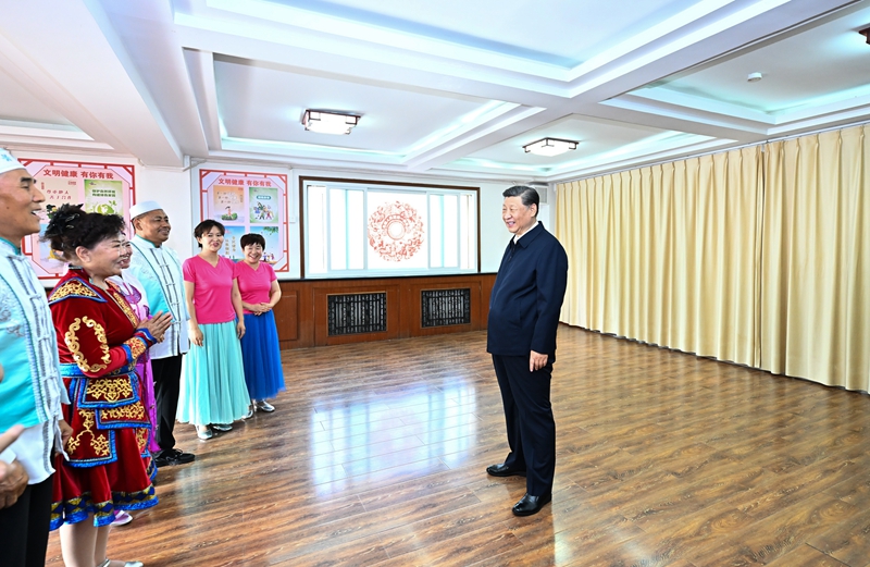 6月19日至20日，中共中央总书记、国家主席、中央军委主席习近平在宁夏考察。这是19日下午，习近平在银川市金凤区长城花园社区活动室考察时，同社区居民亲切交流。