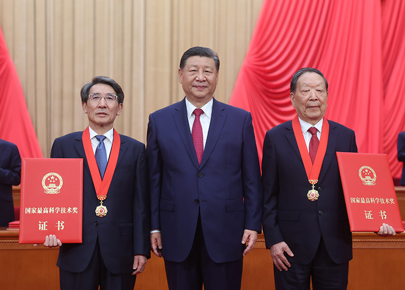 　　6月24日，全国科技大会、国家科学技术奖励大会和中国科学院第二十一次院士大会、中国工程院第十七次院士大会在北京人民大会堂隆重召开。中共中央总书记、国家主席、中央军委主席习近平向获得2023年度国家最高科学技术奖的武汉大学李德仁院士（右）和清华大学薛其坤院士（左）颁奖。