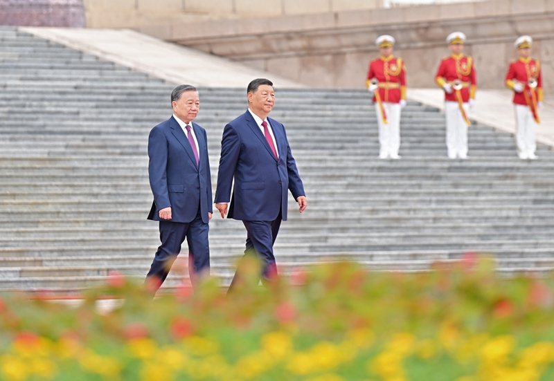 8月19日，中共中央总书记、国家主席习近平在北京人民大会堂同来华进行国事访问的越共中央总书记、国家主席苏林举行会谈。这是会谈前，习近平在人民大会堂东门外广场为苏林举行欢迎仪式。