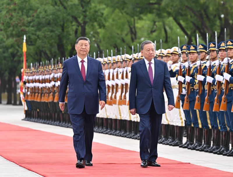 8月19日，中共中央总书记、国家主席习近平在北京人民大会堂同来华进行国事访问的越共中央总书记、国家主席苏林举行会谈。这是会谈前，习近平在人民大会堂东门外广场为苏林举行欢迎仪式。