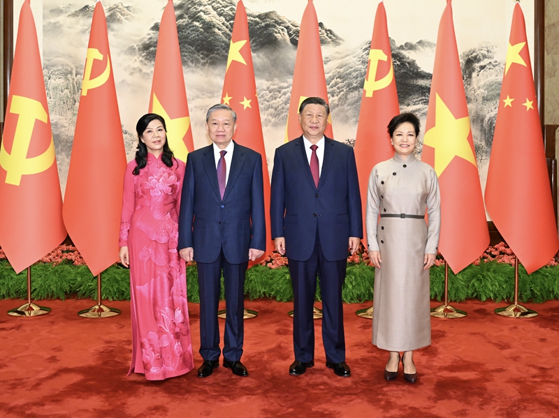 8月19日，中共中央总书记、国家主席习近平在北京人民大会堂同来华进行国事访问的越共中央总书记、国家主席苏林举行会谈。这是会谈前，习近平和夫人彭丽媛同苏林和夫人吴芳璃合影。