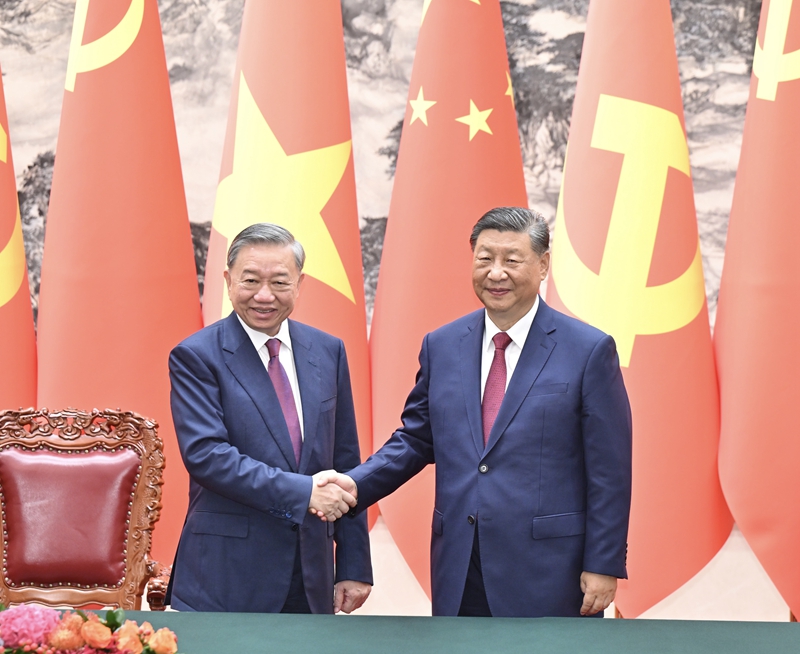 8月19日，中共中央总书记、国家主席习近平在北京人民大会堂同来华进行国事访问的越共中央总书记、国家主席苏林举行会谈。会谈后，双方共同见证签署关于党校、互联互通、工业、金融、海关检验检疫、卫生、新闻机构和媒体、地方、民生等领域多项双边合作文件。这是习近平同苏林握手。