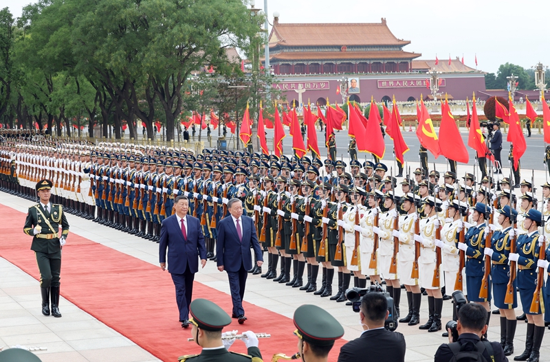 8月19日，中共中央总书记、国家主席习近平在北京人民大会堂同来华进行国事访问的越共中央总书记、国家主席苏林举行会谈。这是会谈前，习近平在人民大会堂东门外广场为苏林举行欢迎仪式。