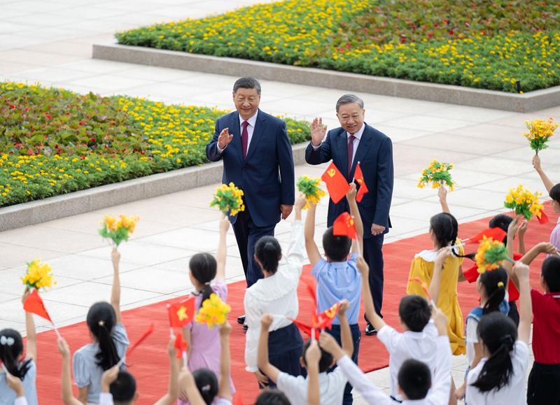 8月19日，中共中央总书记、国家主席习近平在北京人民大会堂同来华进行国事访问的越共中央总书记、国家主席苏林举行会谈。这是会谈前，习近平在人民大会堂东门外广场为苏林举行欢迎仪式。