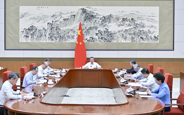 8月26日下午，国务院以“实施积极应对人口老龄化国家战略，推动养老事业和养老产业协同发展”为主题，进行第九次专题学习。国务院总理李强主持学习。