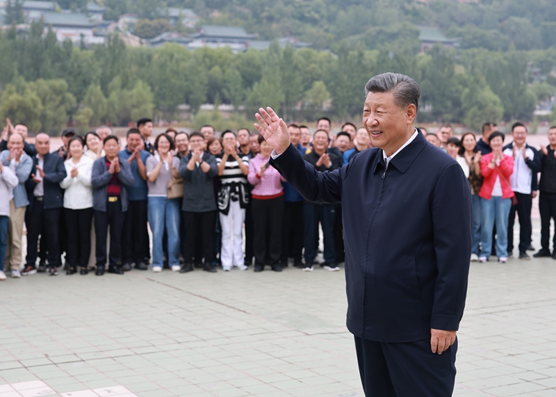 9月10日至13日，中共中央总书记、国家主席、中央军委主席习近平在甘肃考察。这是11日下午，习近平在黄河兰州中山桥段考察时，向在场的干部群众挥手致意。