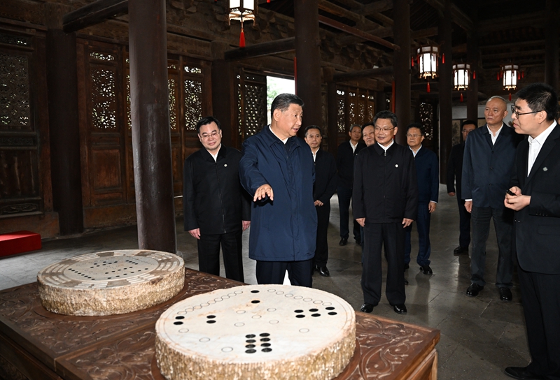 9月10日至13日，中共中央总书记、国家主席、中央军委主席习近平在甘肃考察。这是10日下午，习近平在天水市全国重点文物保护单位伏羲庙考察。