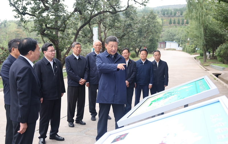 9月10日至13日，中共中央总书记、国家主席、中央军委主席习近平在甘肃考察。这是11日上午，习近平在天水市麦积区南山花牛苹果基地考察时，听取引洮供水工程情况汇报。