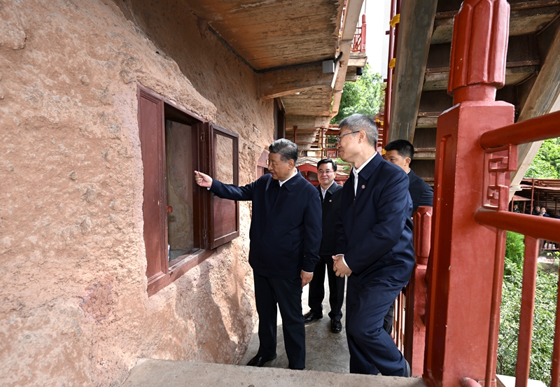 9月10日至13日，中共中央总书记、国家主席、中央军委主席习近平在甘肃考察。这是11日上午，习近平在天水市麦积山石窟考察。