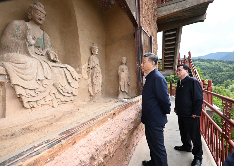 9月10日至13日，中共中央总书记、国家主席、中央军委主席习近平在甘肃考察。这是11日上午，习近平在天水市麦积山石窟考察。