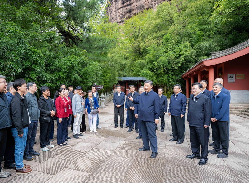 9月10日至13日，中共中央总书记、国家主席、中央军委主席习近平在甘肃考察。这是11日上午，习近平在天水市麦积山石窟考察时，同现场游客亲切交流。