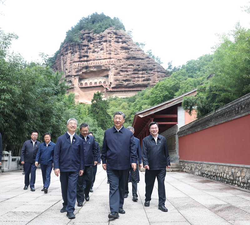 9月10日至13日，中共中央总书记、国家主席、中央军委主席习近平在甘肃考察。这是11日上午，习近平在天水市麦积山石窟考察。