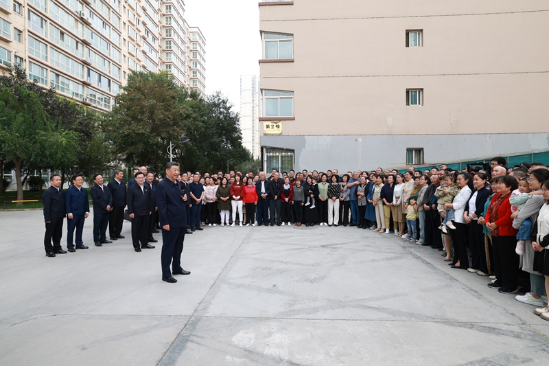 9月10日至13日，中共中央总书记、国家主席、中央军委主席习近平在甘肃考察。这是11日下午，习近平在兰州市安宁区枣林西社区广场同社区居民亲切交流。
