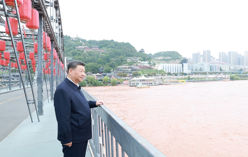 9月10日至13日，中共中央总书记、国家主席、中央军委主席习近平在甘肃考察。这是11日下午，习近平在兰州中山桥上远眺黄河。