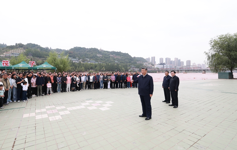 9月10日至13日，中共中央总书记、国家主席、中央军委主席习近平在甘肃考察。这是11日下午，习近平在黄河兰州中山桥段考察时，同在场的干部群众亲切交流。