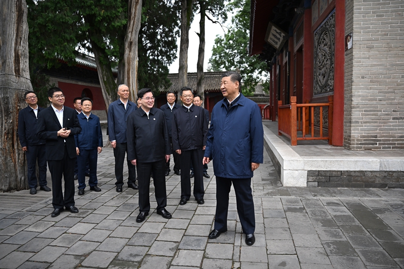 9月10日至13日，中共中央总书记、国家主席、中央军委主席习近平在甘肃考察。这是10日下午，习近平在天水市全国重点文物保护单位伏羲庙考察。