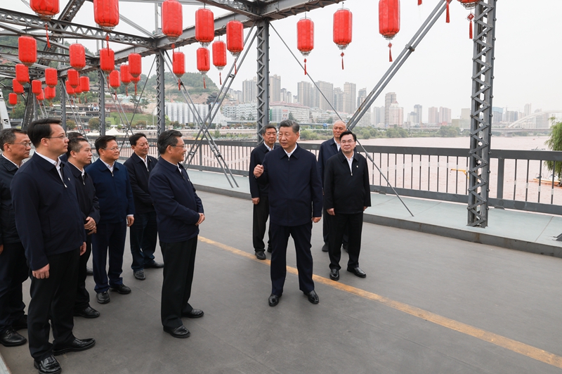 9月10日至13日，中共中央总书记、国家主席、中央军委主席习近平在甘肃考察。这是11日下午，习近平在兰州中山桥上了解黄河生态保护情况。