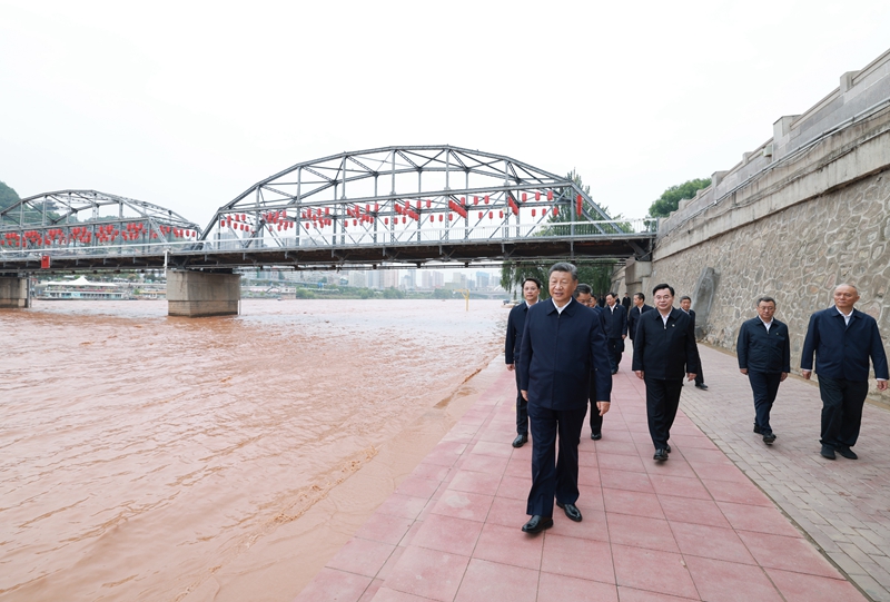 9月10日至13日，中共中央总书记、国家主席、中央军委主席习近平在甘肃考察。这是11日下午，习近平在黄河兰州中山桥段考察。