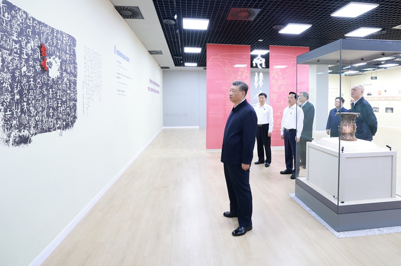 9月10日，中共中央总书记、国家主席、中央军委主席习近平在前往甘肃考察途中，来到陕西省宝鸡市参观宝鸡青铜器博物院。