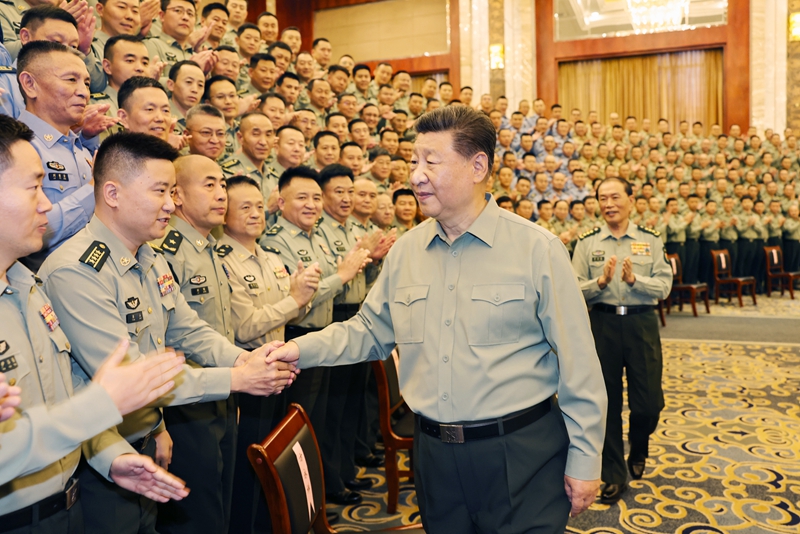 9月10日至13日，中共中央总书记、国家主席、中央军委主席习近平在甘肃考察。这是12日上午，习近平在兰州亲切接见驻兰州部队官兵代表，代表党中央和中央军委向驻兰州部队全体官兵致以诚挚问候。