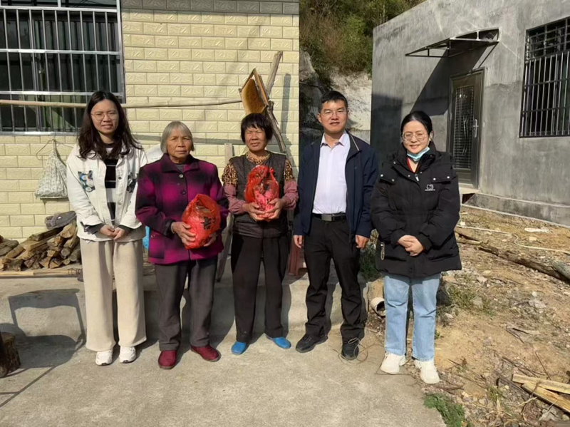 顾小岳（右二）慰问困难群众